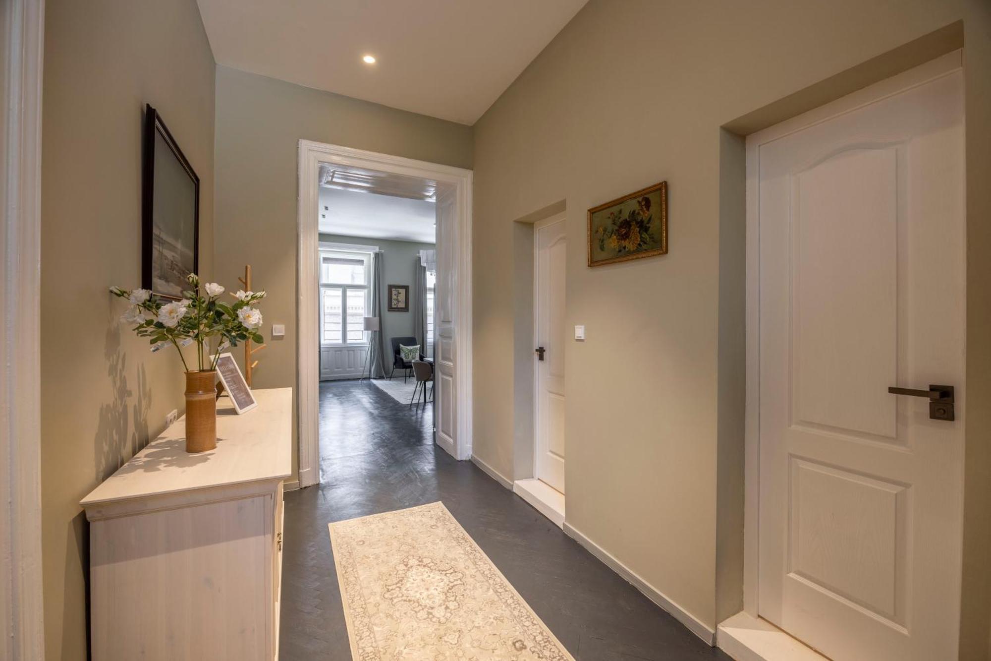 Charming Art Deco Style Apartment In The Heart Of Budapest Ngoại thất bức ảnh